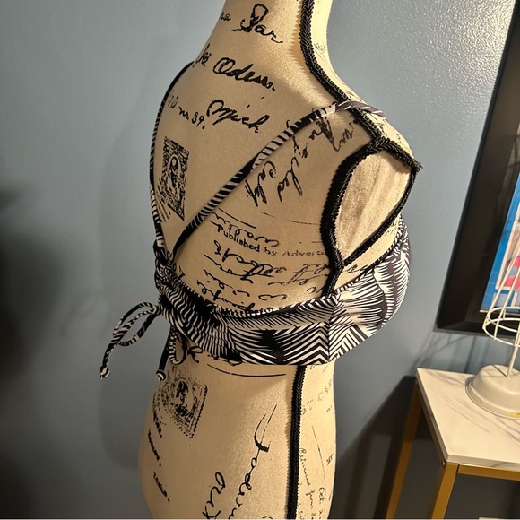 Volcom eco-friendly stay or leaf scoop bikini top - Picture 4 of 12